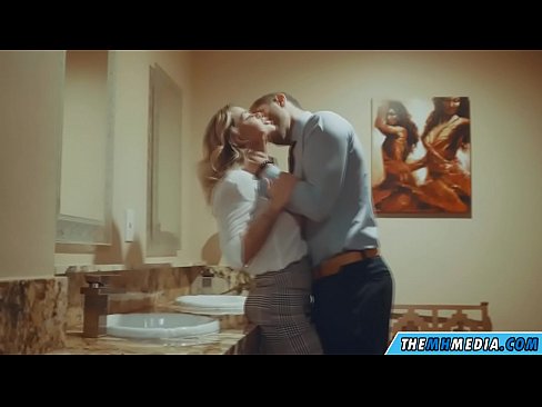 ❤️ Nalika pirang semok seduces sampeyan ing toilet umum ️ Porno vk ing kita